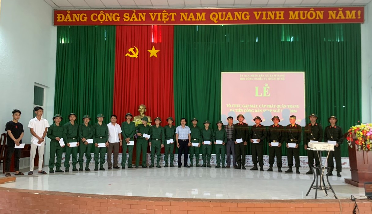 Hội đồng nghĩa vụ Quân sự xã Ea M’nang tổ chức gặp mặt cấp phát quân trang tiễn công dân lên đường nhập ngũ NVQS và thực hiện nghĩa vụ Công an nhân dân năm 2024